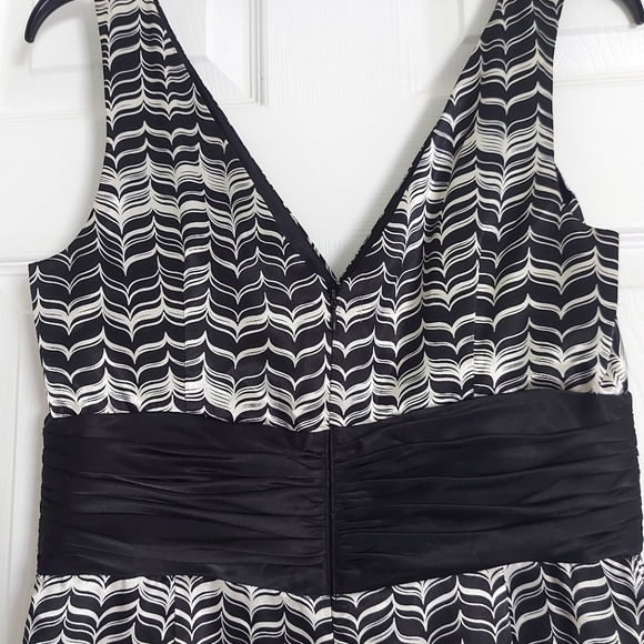 London times formal sleeveless dress - Picture 4 of 8